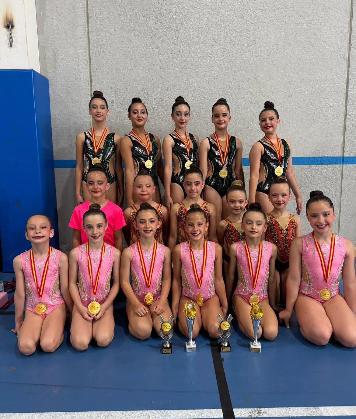 Gimnastas del Club Cronos entrenando con aparatos de gimnasia rítmica en Murcia (2 de 3)