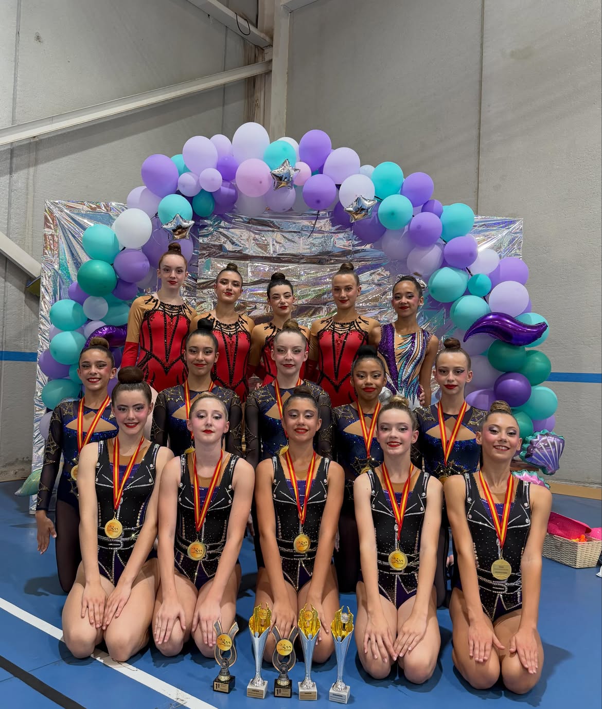 Gimnastas del Club Cronos entrenando con aparatos de gimnasia rítmica en Murcia (3 de 3)